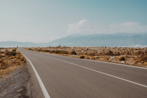 Belle vue sur une route avec les incroyables montagnes