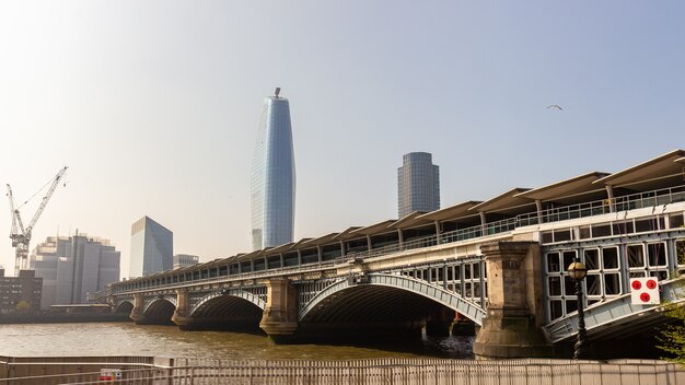 Belle vue sur la Tamise dans le paysage urbain de Londres