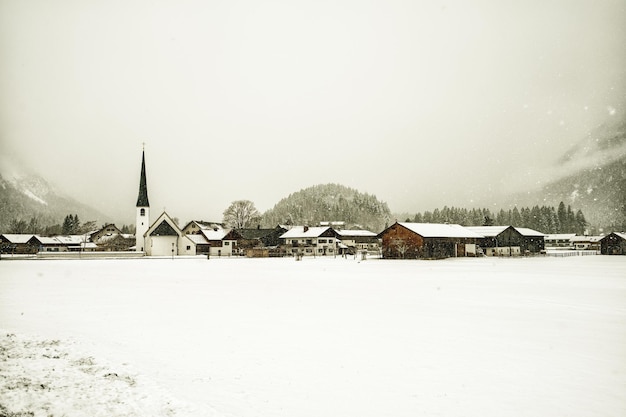 Belle vue sur un village d'hiver sous la neige