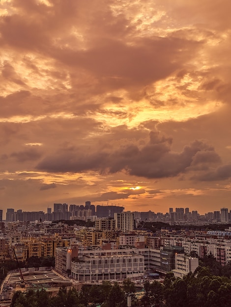 Belle vue sur une ville moderne et animée avec le ciel et les nuages au lever du soleil