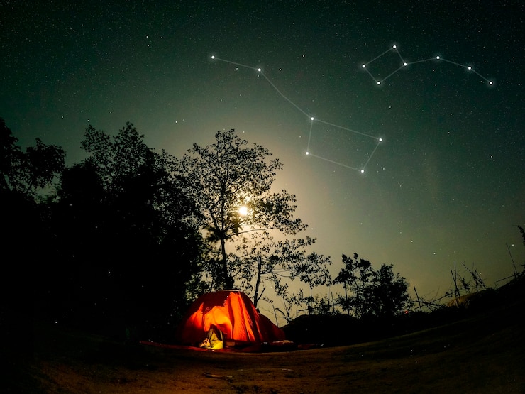 Photo gratuit belles constellations et tente dans la nature
