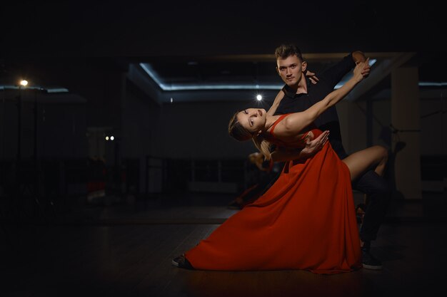 Belles danseuses passionnées qui dansent