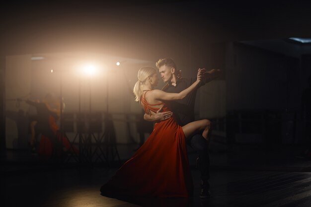 Belles danseuses passionnées qui dansent