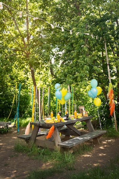 Belles décorations de fête dans la jungle