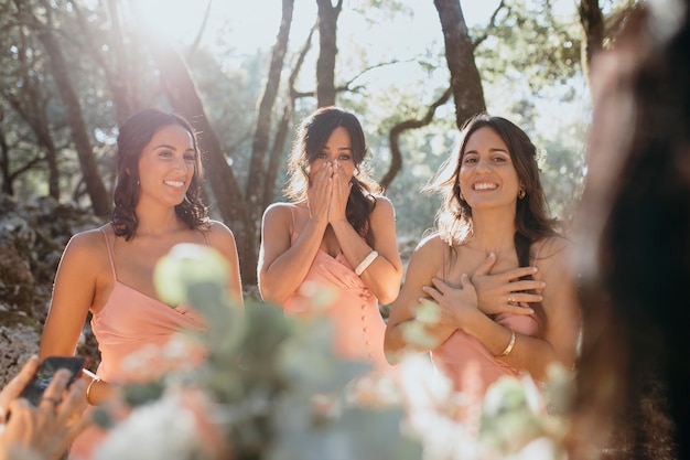 Photo gratuite belles demoiselles d'honneur dans de jolies robes à l'extérieur