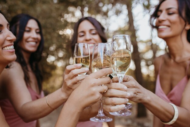 Belles demoiselles d'honneur s'amusant à l'extérieur