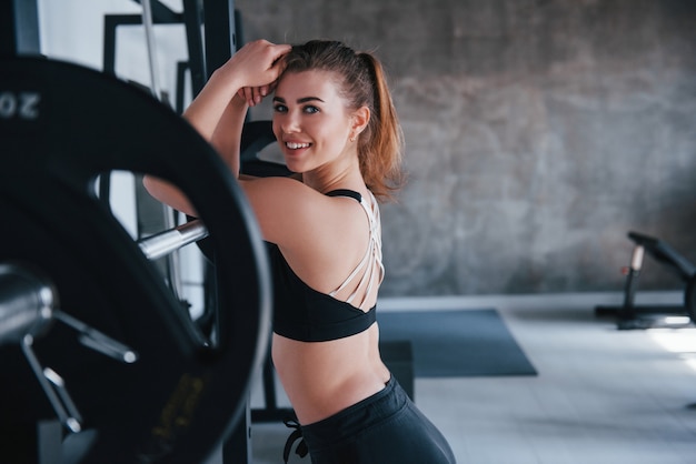 Belles dents blanches. superbe femme blonde dans la salle de gym pendant son week-end