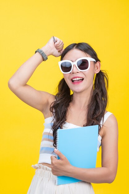 De belles étudiantes détiennent des cahiers et des stylos