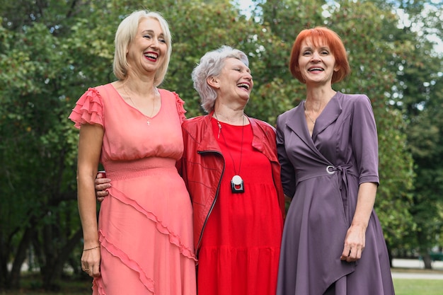 Belles femmes âgées dans le parc