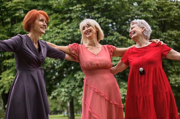 Photo gratuite belles femmes âgées ensemble en plein air