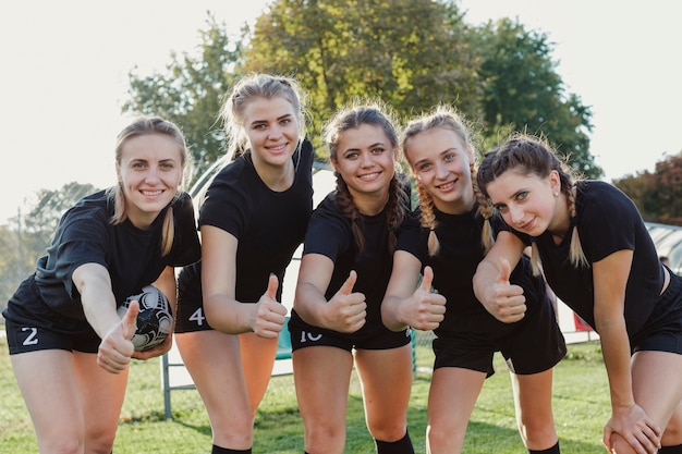 Belles femmes athlétiques montrant signe ok