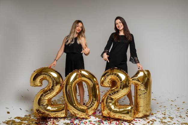 Photo gratuite belles femmes avec des ballons du nouvel an 2021.