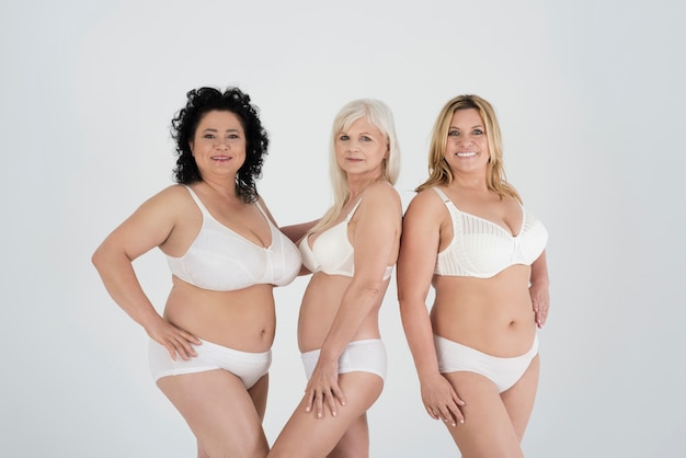 Belles femmes de différentes formes et de différents âges en lingerie