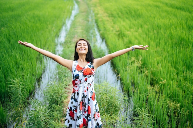 Belles femmes marchent joyeusement sur le pré