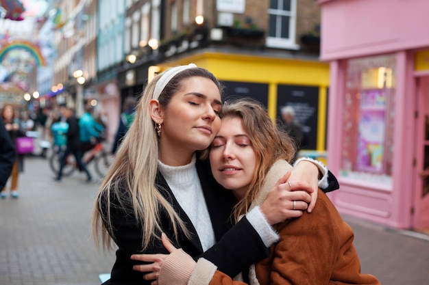 Photo gratuite de belles femmes passent du temps de qualité ensemble