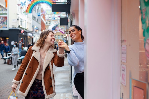 De belles femmes passent du temps de qualité ensemble