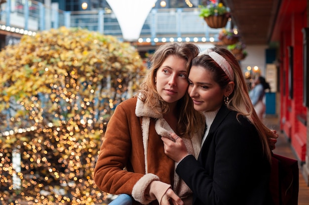 De belles femmes passent du temps de qualité ensemble