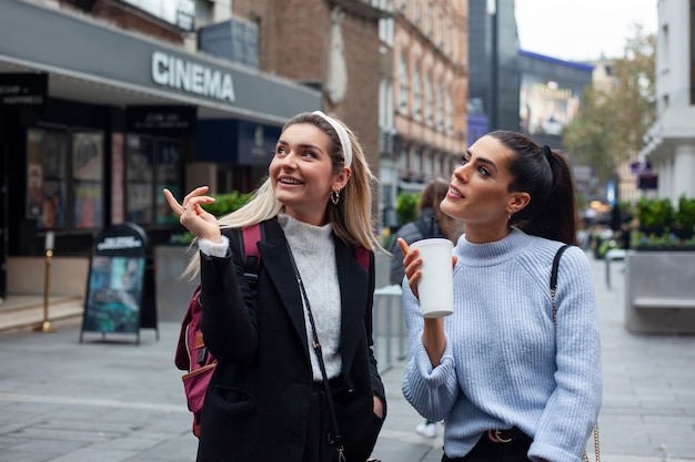 Photo gratuite de belles femmes passent du temps de qualité ensemble