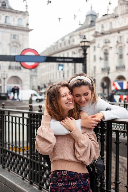 Photo gratuite de belles femmes passent du temps de qualité ensemble