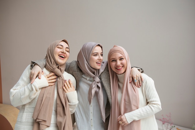Belles femmes portant le hijab