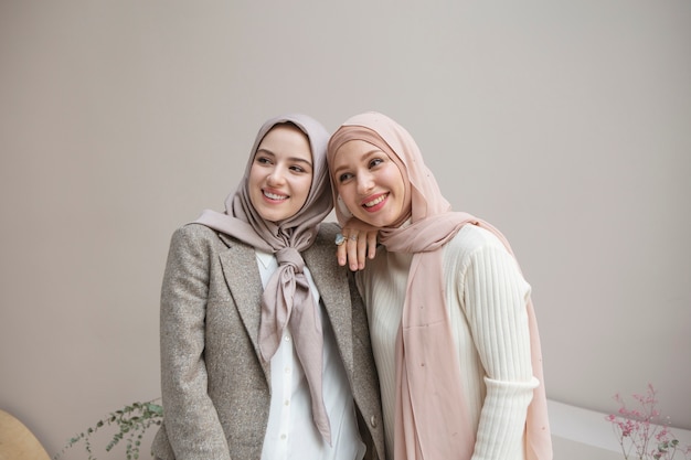 Belles femmes portant le hijab