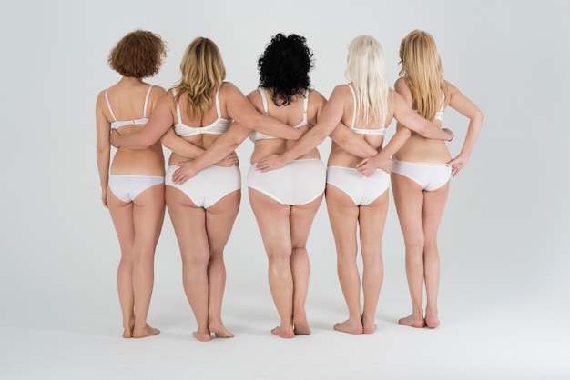 Photo gratuite belles femmes portant de la lingerie et se sentant à l'aise