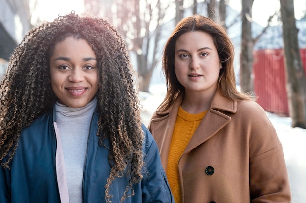 Belles femmes posant ensemble