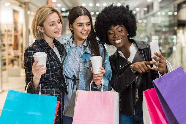 Belles femmes prenant un selfie au centre commercial