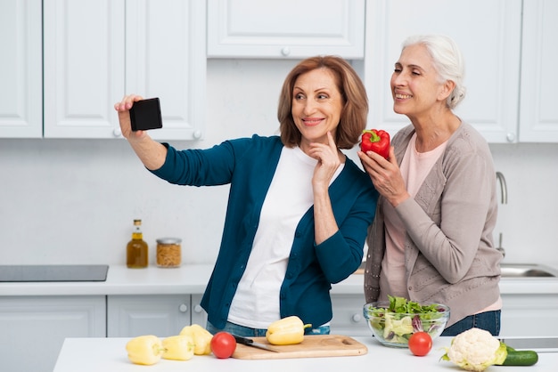 Belles femmes prenant un selfie ensemble