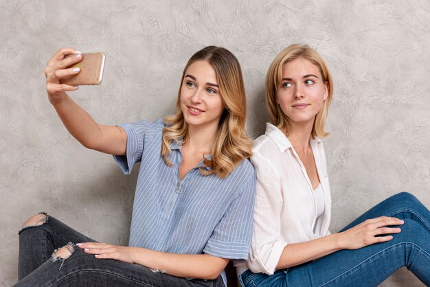 Belles femmes prenant un selfie