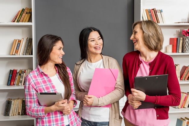 Photo gratuite belles femmes profitant du temps ensemble