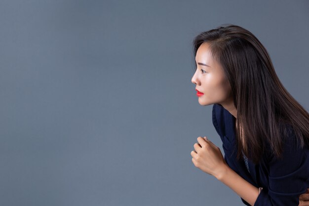 Les belles femmes qui travaillent montrent leurs émotions avec des expressions faciales et des gestes.