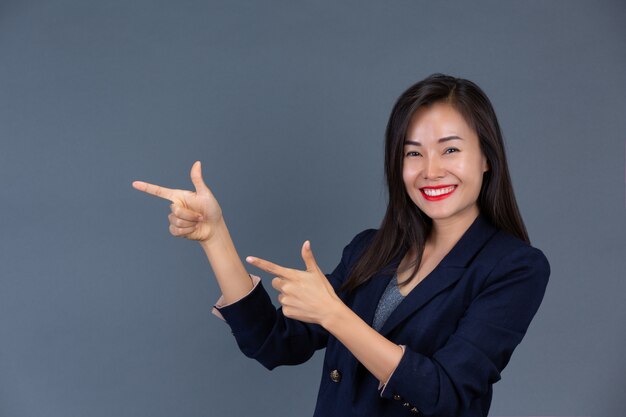 Les belles femmes qui travaillent montrent leurs émotions avec des expressions faciales et des gestes.