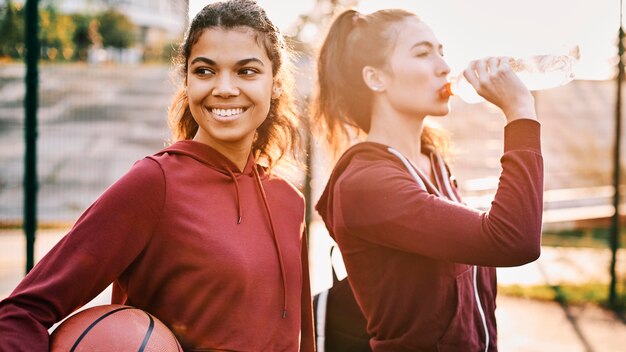 Belles femmes rentrant chez elles après un match de basket