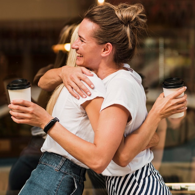 Belles femmes s'embrassant