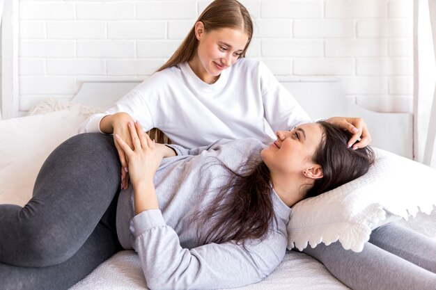 Belles femmes se regardant sur le lit