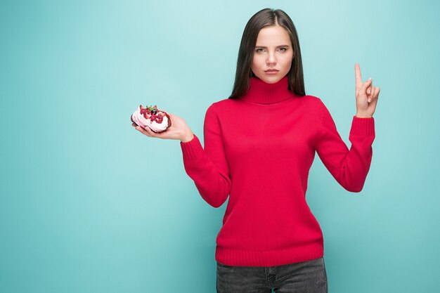 Belles femmes tenant un petit gâteau.