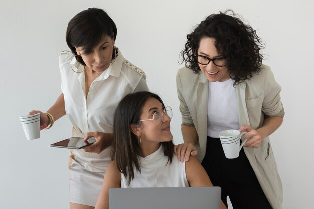 Belles femmes travaillant ensemble