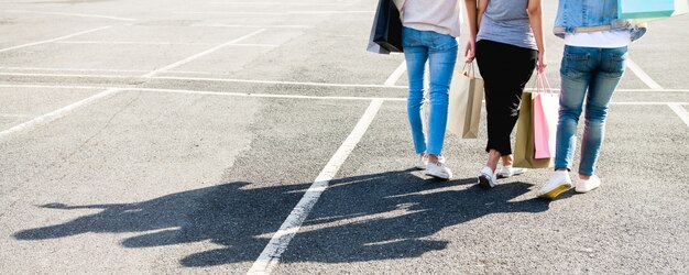 Belles filles asiatiques tenant des sacs tout en restant à l&#39;extérieur