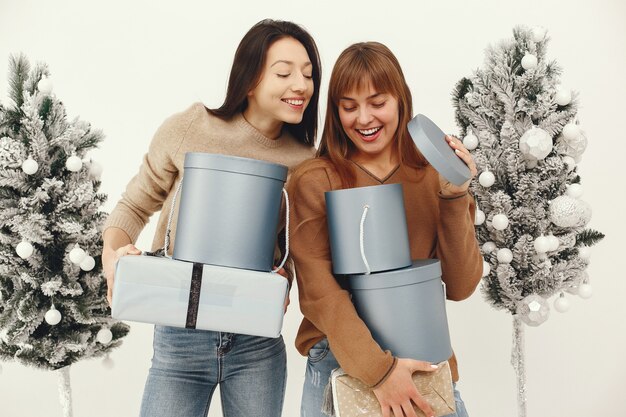 Belles filles debout dans un studio avec des cadeaux