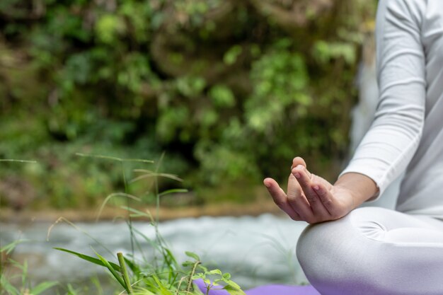 Belles filles jouent au yoga au parc