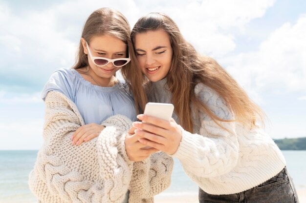 Belles filles passent du temps ensemble