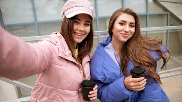 Belles filles passer du temps ensemble