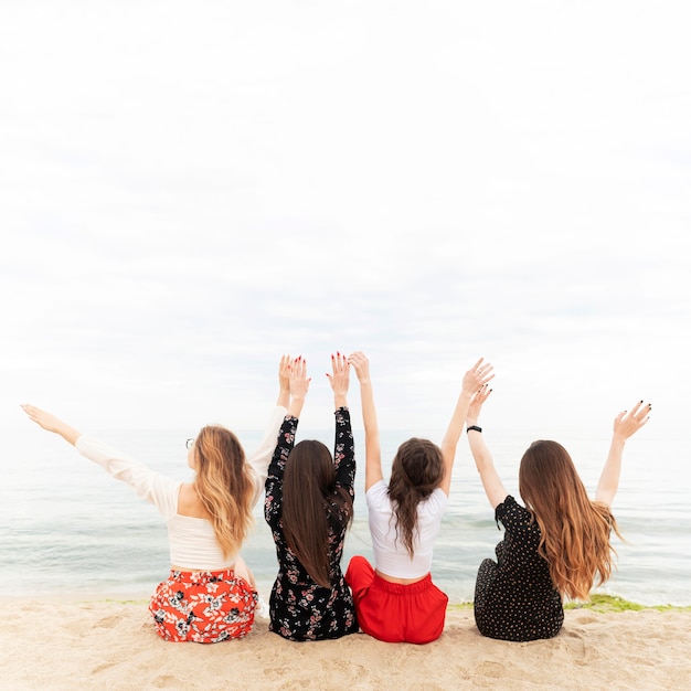 Belles filles sur la plage avec espace copie