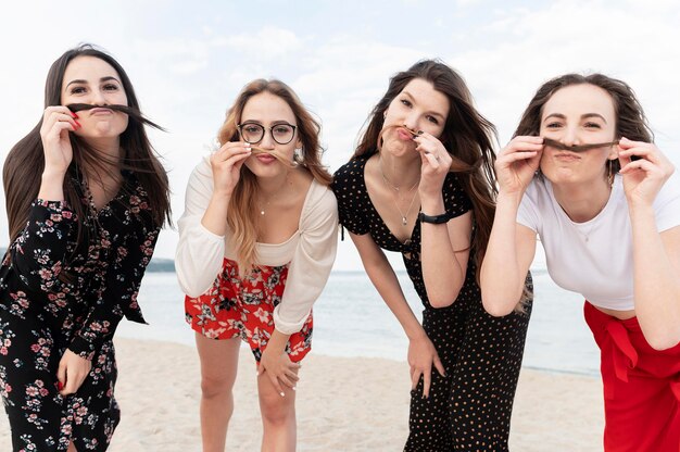 Belles filles s'amusant à la plage