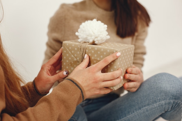 De belles filles s'amusent avec des cadeaux