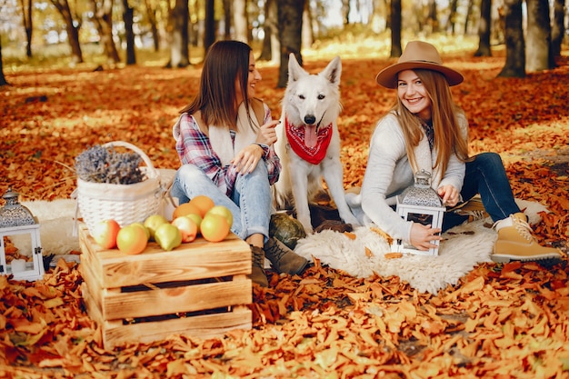 Belles filles s&#39;amusent dans un parc en automne