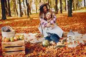 Photo gratuite belles filles s'amusent dans un parc en automne