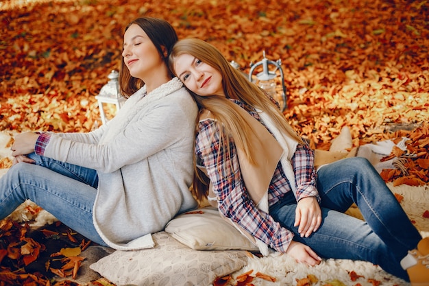 Belles filles s&#39;amusent dans un parc en automne