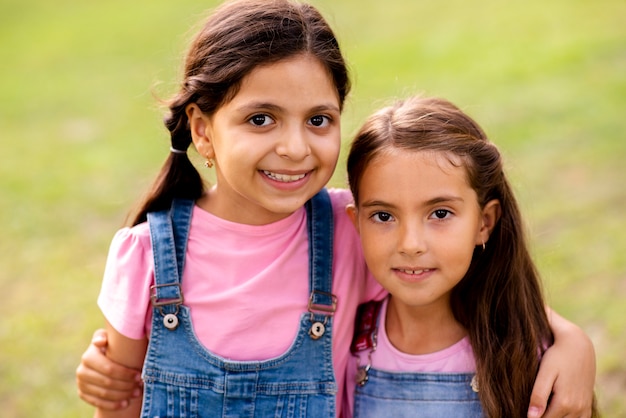 Belles filles s'embrassant en souriant